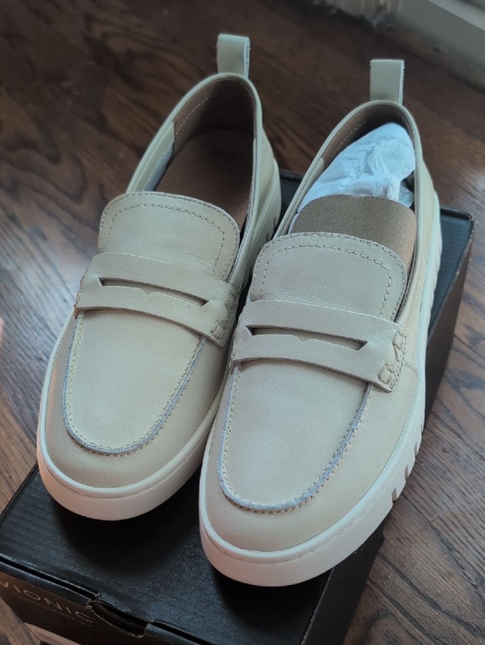 New In Box Vionic Uptown Loafer Cream Leather Size 8